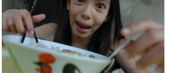 Elisa : Voilà la tête que je fais quand je mange du Phở. Je rentre littéralement en transe … C’est une photo qui date. Je dois avoir 10 ans. Depuis...<div class="addthis_toolbox addthis_default_style addthis_" addthis:url='http://ba-noi.com/blog/jadore-le-ph%e1%bb%9f/' addthis:title='J’adore le Phở ' ><a class="addthis_button_preferred_1"></a><a class="addthis_button_preferred_2"></a><a class="addthis_button_preferred_3"></a><a class="addthis_button_preferred_4"></a><a class="addthis_button_compact"></a></div>